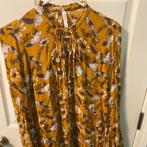 Flower dress with small ruffled neckline and bell sleeves